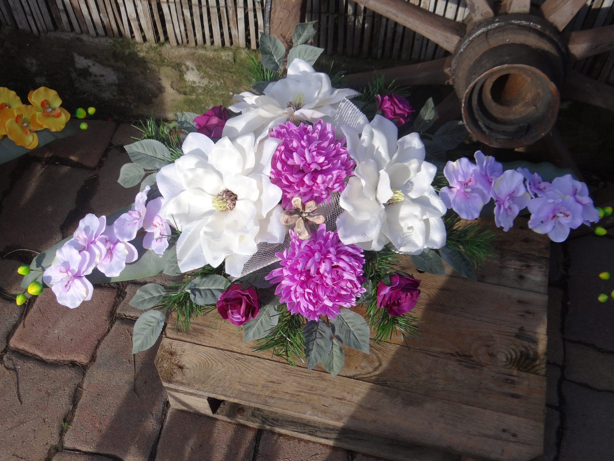 bukiety stroiki i kompozycje z żywych kwiatów na cmentarz wrocław