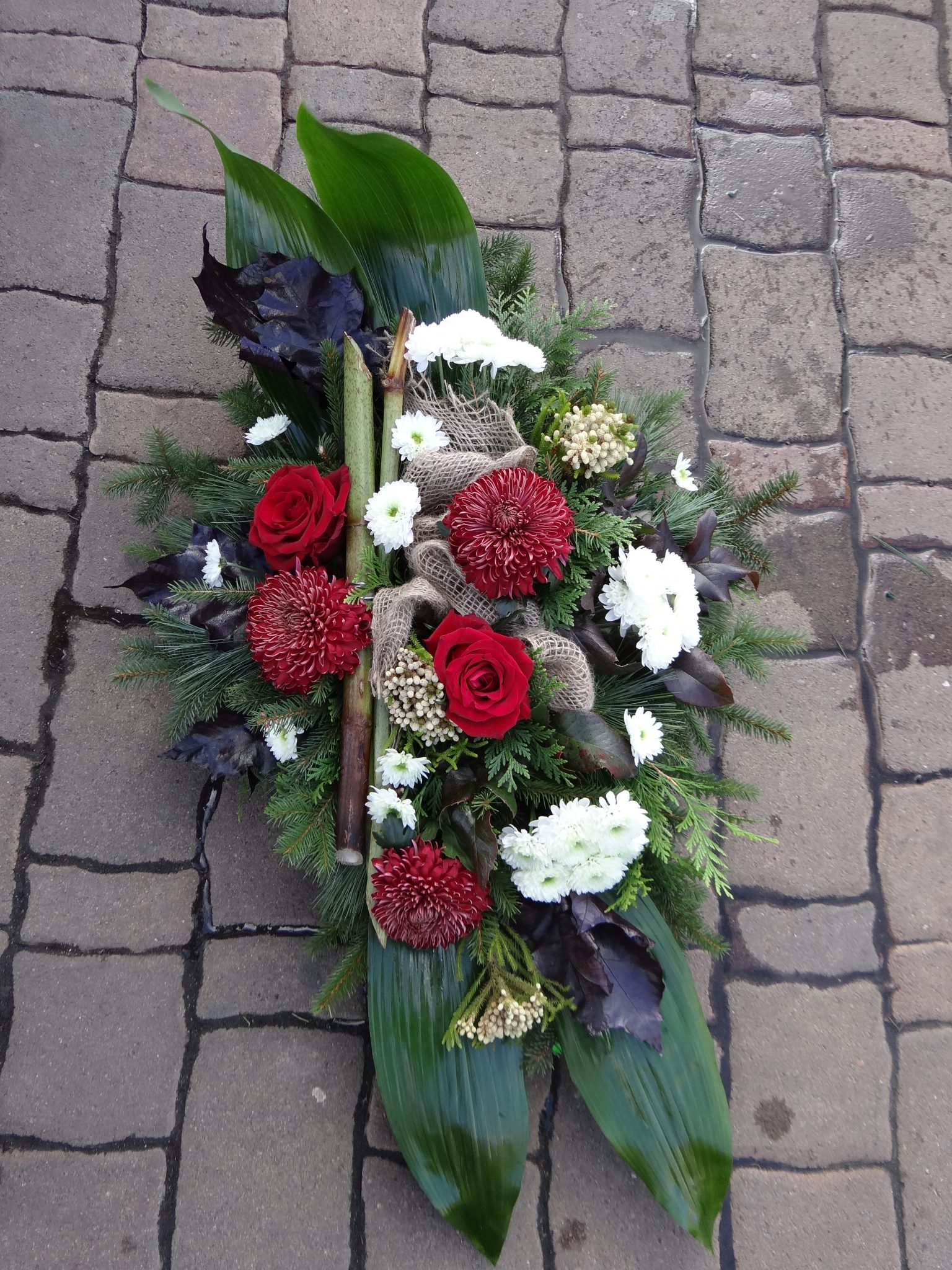 bukiety stroiki i kompozycje z żywych kwiatów na cmentarz wrocław