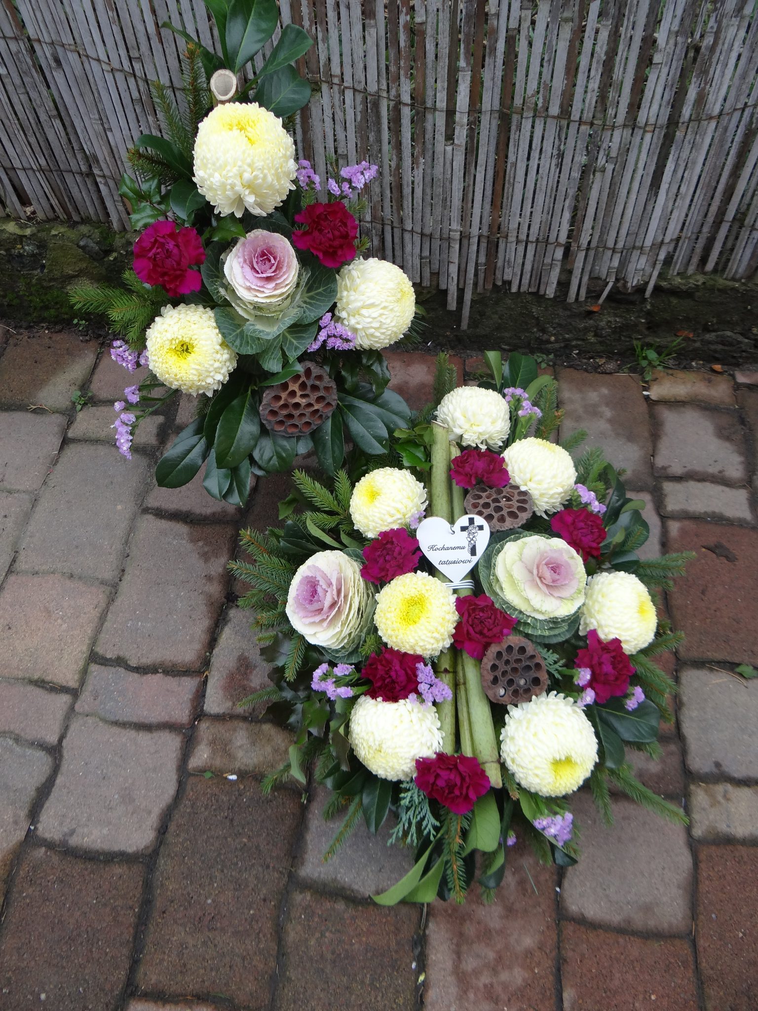 stroiki z żywych kwiatów na cmentarz