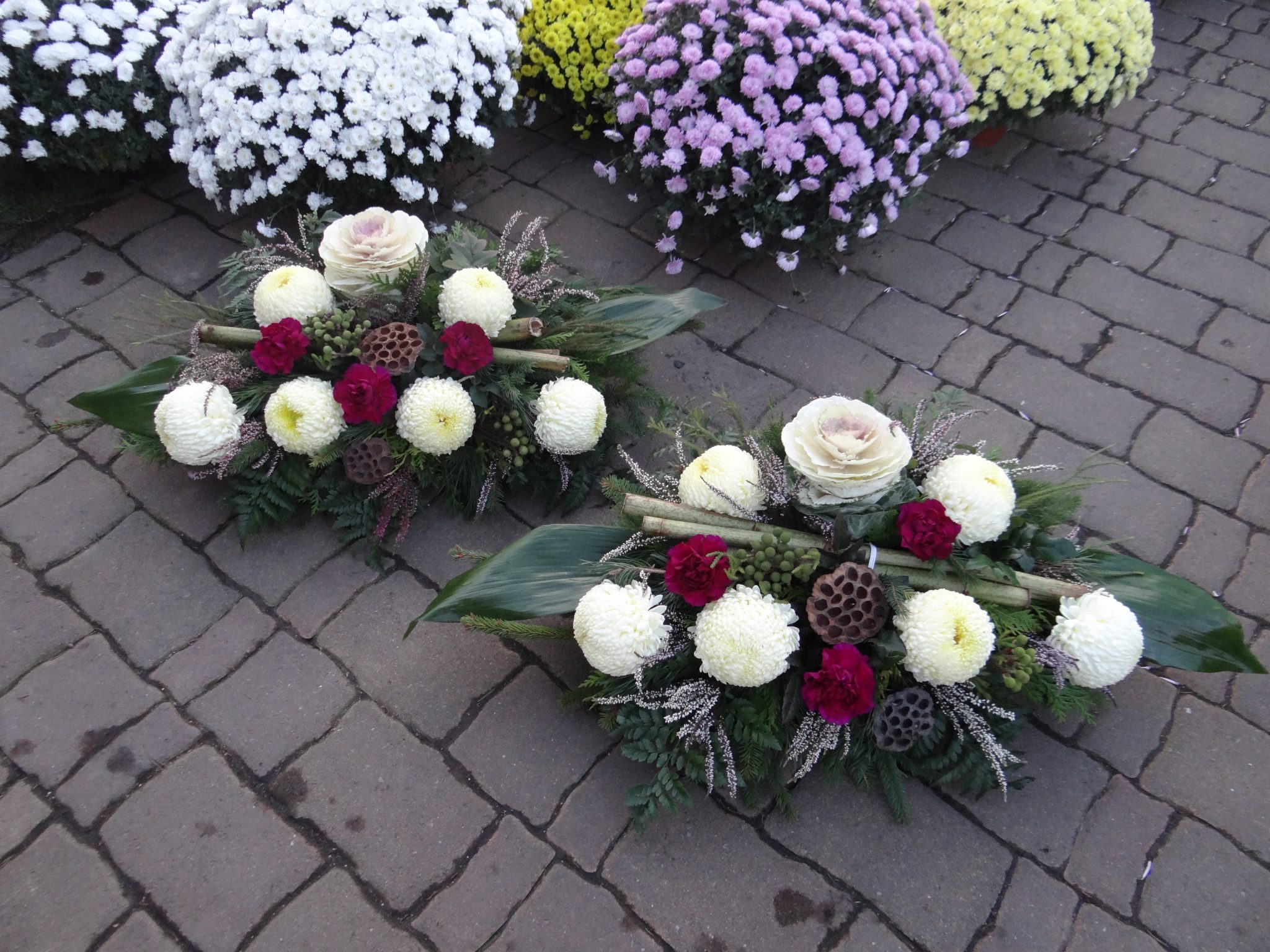 stroiki z żywych kwiatów na cmentarz